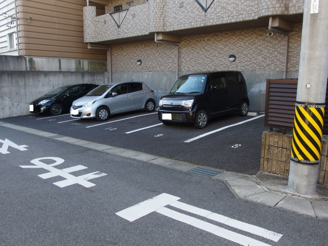 ティアラ八帖の駐車場