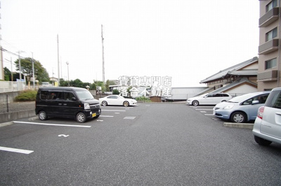 【駐車場】 | コロッサル六地蔵 | 敷地内駐車場完備