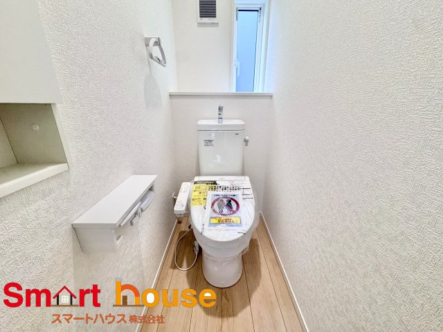海老名市今里第8のトイレ|節水型でエコなトイレには今では当たり前のウォシュレット付き。換気機能も着いているので常に快適ですね♪