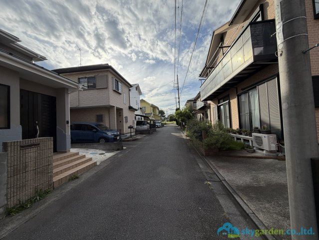 秦野市平沢　中古戸建の前面道路含む現地写真