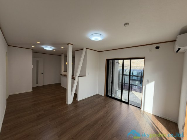 秦野市平沢　中古戸建の居間・リビング