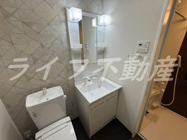 ザ・シティ大今里の独立洗面台|独立洗面台、小物を置くことができて便利です