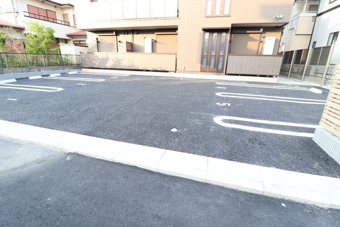 マニフィークの駐車場