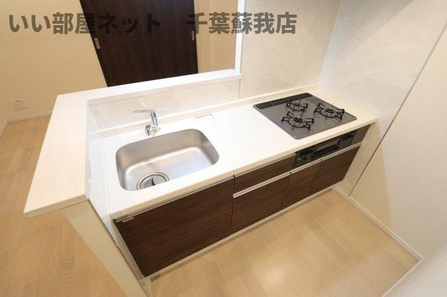 Maderのキッチン|コンパクトなキッチンで掃除もラクラク