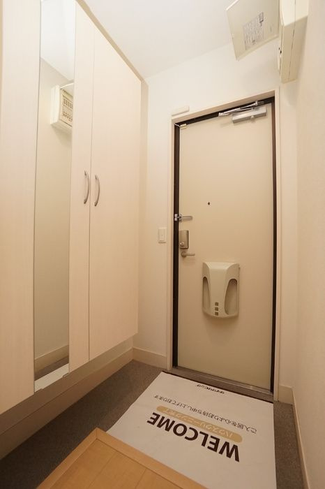 リバーパレスＤ棟の玄関