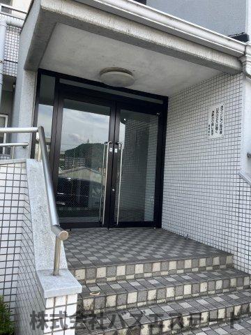 ロワイヤル京見橋の玄関