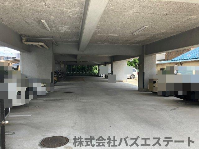 ロワイヤル京見橋の駐車場