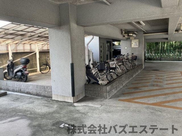 ロワイヤル京見橋の駐車場