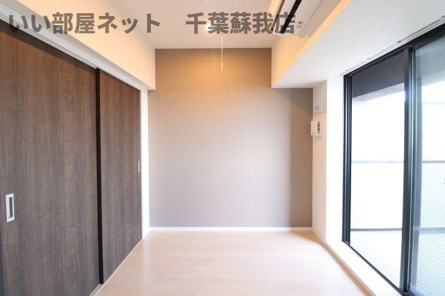 Maderの寝室|広くて明るい寝室