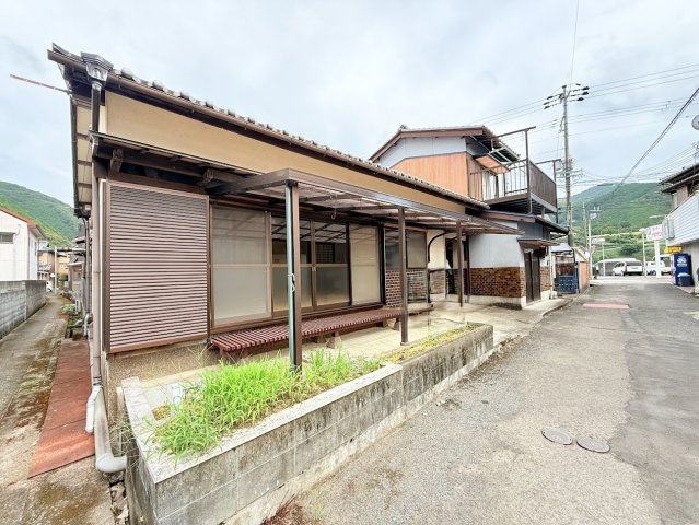 田辺市鮎川_中古戸建ての前面道路含む現地写真