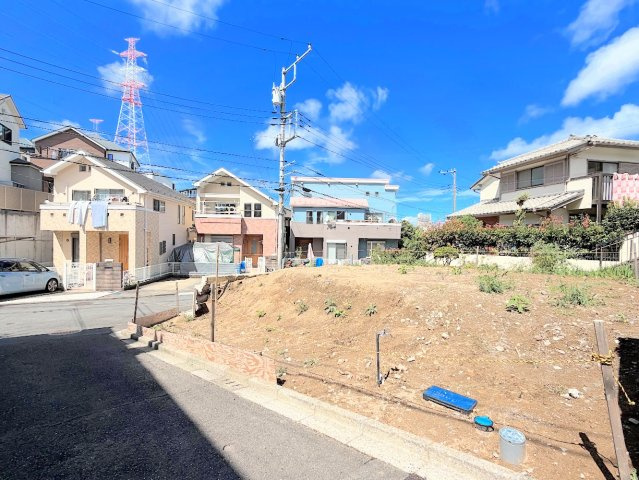 戸塚区上柏尾町　新築戸建ての前面道路含む現地写真|◆爽やかな青空の下に贅沢なほどに降り注ぐ陽光、豊かな居住性と、クオリティが見事に調和した住空間は、住まうことの喜びを感じさせてくれます。ゆとりある広い敷地で開放的なお住まいです。