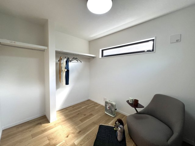 人気雑貨店ダルトンとコラボした家具照明付き戸建☆写真でもわかる！オシャレよね～♪愛車はシャッターガレージに入れて、なんならアウトドアグッズも保管しちゃったりして☆な【相模原市南区下溝】新築戸建の洋室|明るい洋室です