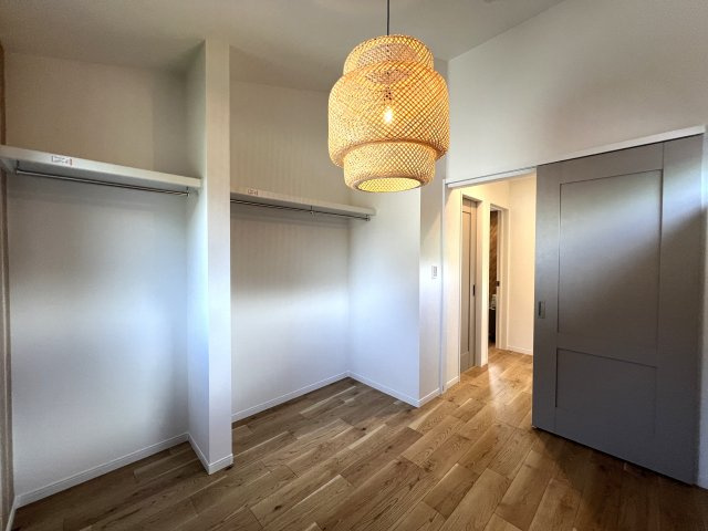 人気雑貨店ダルトンとコラボした家具照明付き戸建☆写真でもわかる！オシャレよね～♪愛車はシャッターガレージに入れて、なんならアウトドアグッズも保管しちゃったりして☆な【相模原市南区下溝】新築戸建の洋室|落ち着いた色調の洋室です