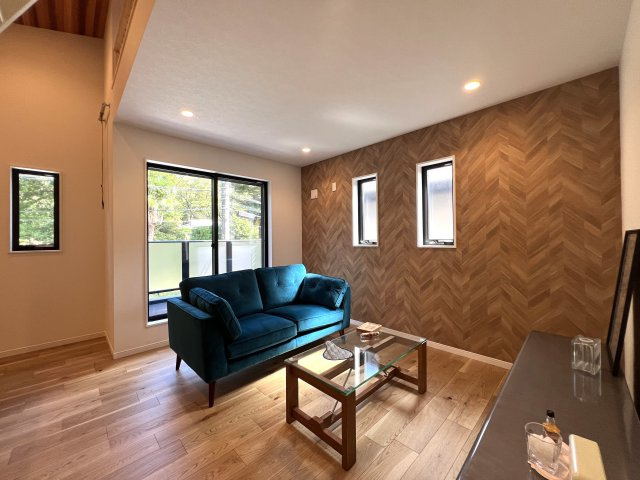 人気雑貨店ダルトンとコラボした家具照明付き戸建☆写真でもわかる！オシャレよね～♪愛車はシャッターガレージに入れて、なんならアウトドアグッズも保管しちゃったりして☆な【相模原市南区下溝】新築戸建の居間・リビング|おしゃれな居間です