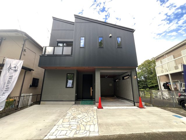 人気雑貨店ダルトンとコラボした家具照明付き戸建☆写真でもわかる！オシャレよね～♪愛車はシャッターガレージに入れて、なんならアウトドアグッズも保管しちゃったりして☆な【相模原市南区下溝】新築戸建の外観|建物外観を気になさる方へ、見た目の良い物件です