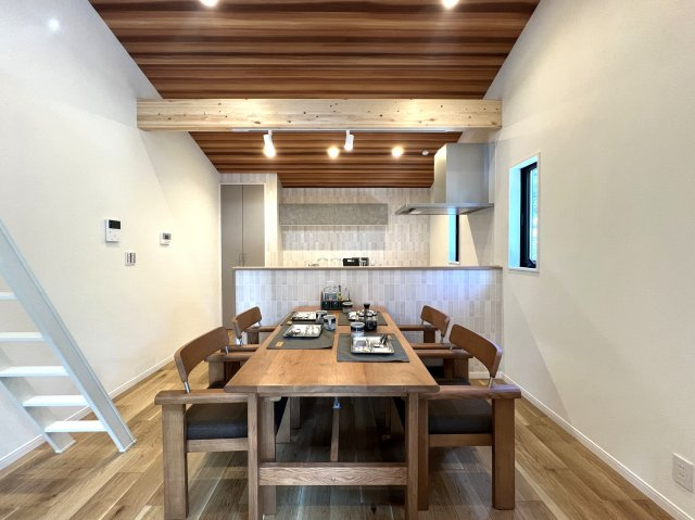 人気雑貨店ダルトンとコラボした家具照明付き戸建☆写真でもわかる！オシャレよね～♪愛車はシャッターガレージに入れて、なんならアウトドアグッズも保管しちゃったりして☆な【相模原市南区下溝】新築戸建の居間・リビング|こちらの居間で趣味の時間をお楽しみください