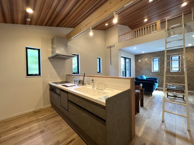人気雑貨店ダルトンとコラボした家具照明付き戸建☆写真でもわかる！オシャレよね～♪愛車はシャッターガレージに入れて、なんならアウトドアグッズも保管しちゃったりして☆な【相模原市南区下溝】新築戸建のキッチン|きれいなキッチンです