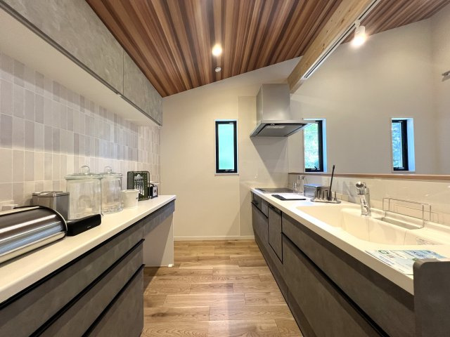 人気雑貨店ダルトンとコラボした家具照明付き戸建☆写真でもわかる！オシャレよね～♪愛車はシャッターガレージに入れて、なんならアウトドアグッズも保管しちゃったりして☆な【相模原市南区下溝】新築戸建のキッチン|お料理しやすいキッチンです