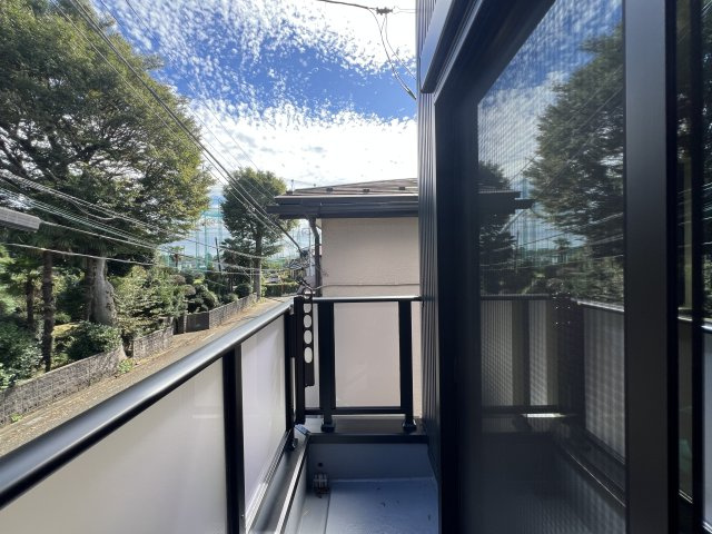 人気雑貨店ダルトンとコラボした家具照明付き戸建☆写真でもわかる！オシャレよね～♪愛車はシャッターガレージに入れて、なんならアウトドアグッズも保管しちゃったりして☆な【相模原市南区下溝】新築戸建のバルコニー|バルコニーがあります
