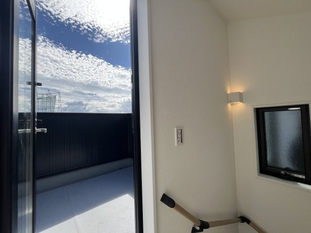 人気雑貨店ダルトンとコラボした家具照明付き戸建☆写真でもわかる！オシャレよね～♪愛車はシャッターガレージに入れて、なんならアウトドアグッズも保管しちゃったりして☆な【相模原市南区下溝】新築戸建の内装|明るい色調の室内です