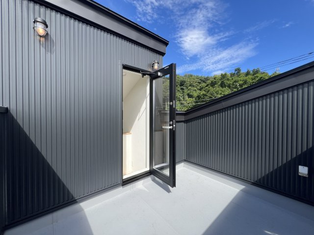 人気雑貨店ダルトンとコラボした家具照明付き戸建☆写真でもわかる！オシャレよね～♪愛車はシャッターガレージに入れて、なんならアウトドアグッズも保管しちゃったりして☆な【相模原市南区下溝】新築戸建のバルコニー|暖かな日差しのふりそそぐバルコニー