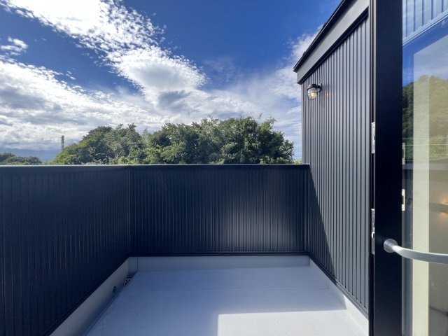 人気雑貨店ダルトンとコラボした家具照明付き戸建☆写真でもわかる！オシャレよね～♪愛車はシャッターガレージに入れて、なんならアウトドアグッズも保管しちゃったりして☆な【相模原市南区下溝】新築戸建のバルコニー|陽当たり良好なバルコニーです