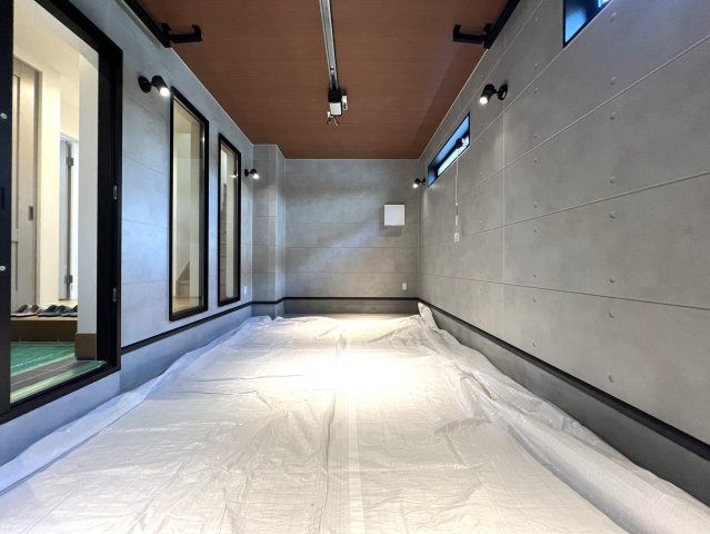 人気雑貨店ダルトンとコラボした家具照明付き戸建☆写真でもわかる！オシャレよね～♪愛車はシャッターガレージに入れて、なんならアウトドアグッズも保管しちゃったりして☆な【相模原市南区下溝】新築戸建の駐車場|駐車場です