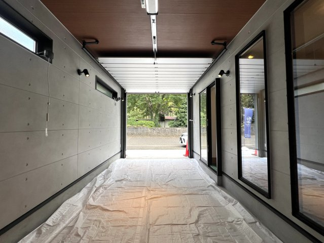 人気雑貨店ダルトンとコラボした家具照明付き戸建☆写真でもわかる！オシャレよね～♪愛車はシャッターガレージに入れて、なんならアウトドアグッズも保管しちゃったりして☆な【相模原市南区下溝】新築戸建の駐車場|車をお持ちの方に嬉しい駐車場付きの物件です