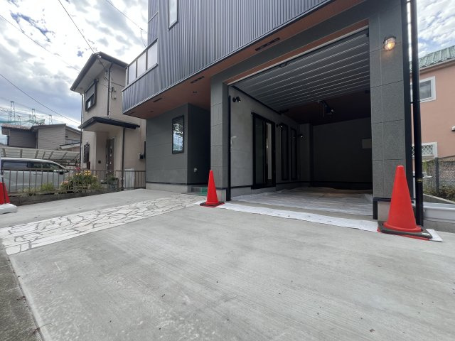 人気雑貨店ダルトンとコラボした家具照明付き戸建☆写真でもわかる！オシャレよね～♪愛車はシャッターガレージに入れて、なんならアウトドアグッズも保管しちゃったりして☆な【相模原市南区下溝】新築戸建の駐車場|カースペースがあります