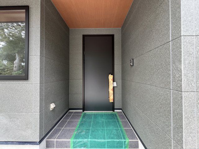 人気雑貨店ダルトンとコラボした家具照明付き戸建☆写真でもわかる！オシャレよね～♪愛車はシャッターガレージに入れて、なんならアウトドアグッズも保管しちゃったりして☆な【相模原市南区下溝】新築戸建の玄関|ゆったりとした玄関です