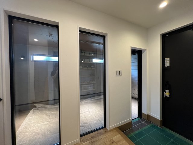 人気雑貨店ダルトンとコラボした家具照明付き戸建☆写真でもわかる！オシャレよね～♪愛車はシャッターガレージに入れて、なんならアウトドアグッズも保管しちゃったりして☆な【相模原市南区下溝】新築戸建の玄関|玄関です