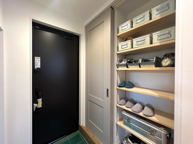 人気雑貨店ダルトンとコラボした家具照明付き戸建☆写真でもわかる！オシャレよね～♪愛車はシャッターガレージに入れて、なんならアウトドアグッズも保管しちゃったりして☆な【相模原市南区下溝】新築戸建の玄関|玄関です