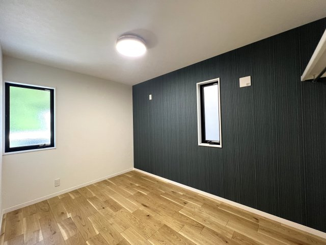 人気雑貨店ダルトンとコラボした家具照明付き戸建☆写真でもわかる！オシャレよね～♪愛車はシャッターガレージに入れて、なんならアウトドアグッズも保管しちゃったりして☆な【相模原市南区下溝】新築戸建の洋室|使い勝手のいい洋室です
