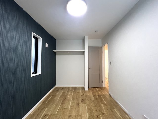 人気雑貨店ダルトンとコラボした家具照明付き戸建☆写真でもわかる！オシャレよね～♪愛車はシャッターガレージに入れて、なんならアウトドアグッズも保管しちゃったりして☆な【相模原市南区下溝】新築戸建の洋室|使い勝手のいい洋室です