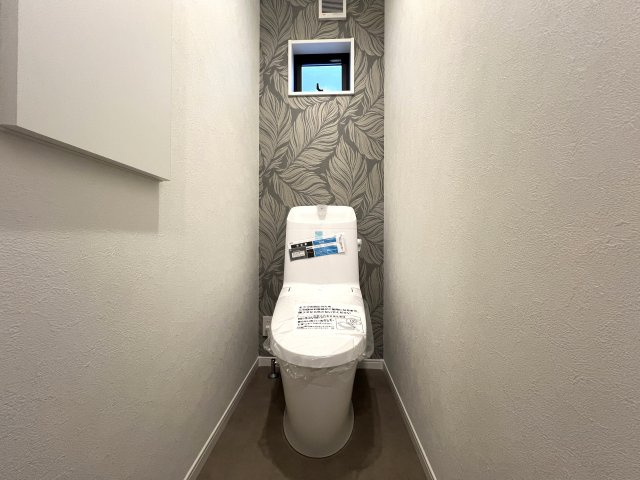 人気雑貨店ダルトンとコラボした家具照明付き戸建☆写真でもわかる！オシャレよね～♪愛車はシャッターガレージに入れて、なんならアウトドアグッズも保管しちゃったりして☆な【相模原市南区下溝】新築戸建のトイレ|トイレです