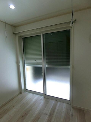 【洋室】 | ＱＵＩＥＴ　ＣＲＡＢ　ＨＯＵＳＥ　ＥＳＳＡＴＯ | 同建物別部屋参考１階は安心の防犯シャッター付き