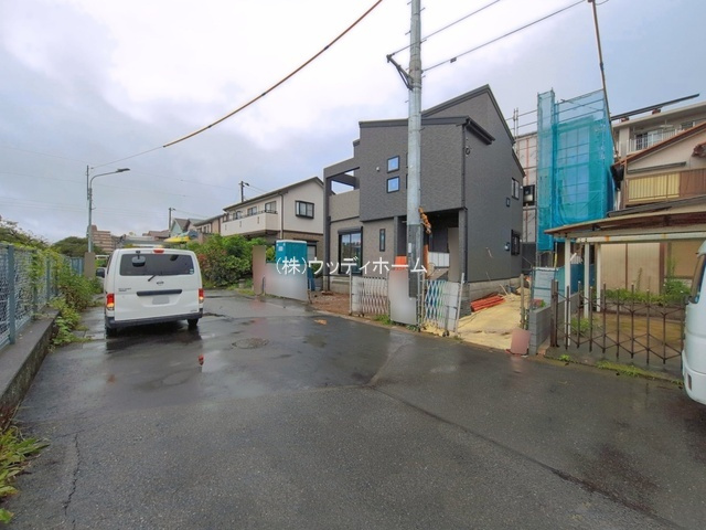 越谷市大房　新築一戸建て　1号棟の前面道路含む現地写真