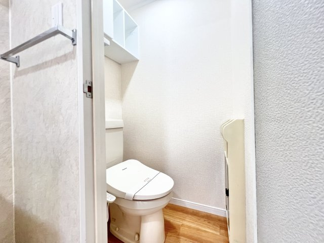 カーサみつわ台 Hのトイレ|落ち着いた色調のトイレです