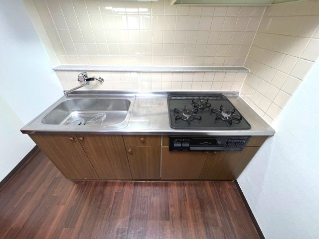 WEST COURT S棟のキッチン|イメージ（同建物内別部屋の写真です）