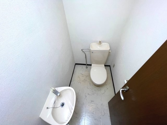 WEST COURT S棟のトイレ|イメージ（同建物内別部屋の写真です）