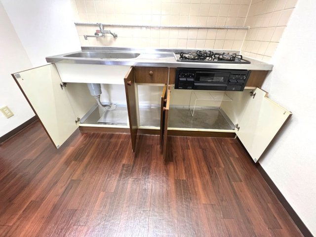 WEST COURT S棟のキッチン|イメージ（同建物内別部屋の写真です）