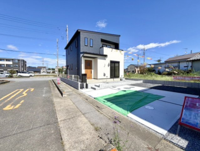 【新築戸建】羽生市南羽生2丁目の前面道路含む現地写真|■外観｜前面道路が広く見渡しが良いため、車の出入りやすれ違いもスムーズで日々の運転も安心して行えます♪