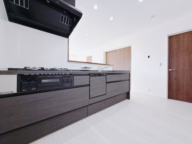 【新築戸建】羽生市南羽生2丁目のキッチン|■キッチン｜お料理ができたら「これ運んで～♪」と手渡しが出来ます。対面キッチンなのでリビングと一体感があり、広々とした空間の中で楽しく食事やお菓子作りが出来ますね♪