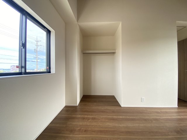 うるま市勝連南風原2期（全3棟）3号棟の収納|※同仕様写真です　収納扉をなくした実用的かつオシャレなクロゼット♪