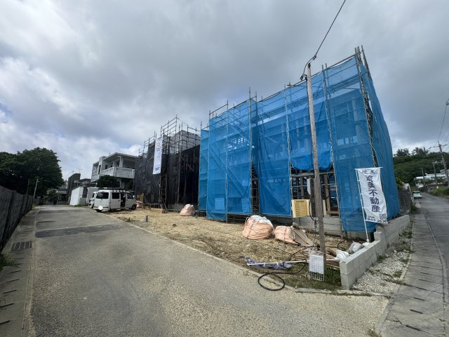 うるま市勝連南風原2期（全3棟）3号棟の前面道路含む現地写真|※南西側公道3.9m♪