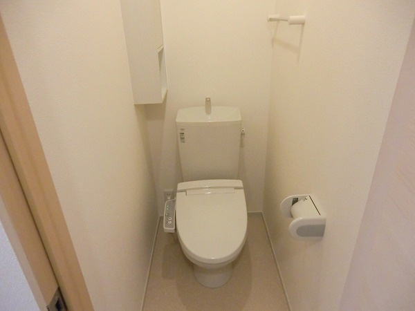 温水洗浄便座付きのトイレです♪