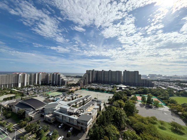 南西向きですが、高層階なので海も見える眺望です