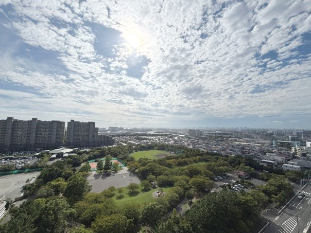 眼下には高洲中央公園があり緑にも癒されます。またお花見シーズンには桜もきれいです。