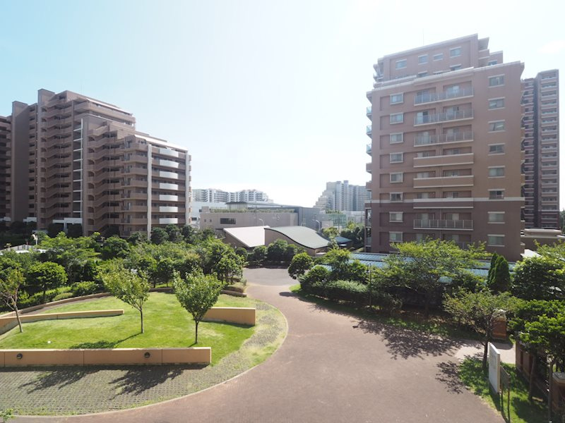 四季折々の草木。管理の行き届いた敷地内の風景