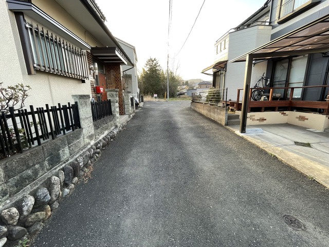 入間郡毛呂山町毛呂本郷　売地の前面道路含む現地写真